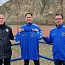 Ebernburgs Vorsitzende Julian Meurer (links) und Olaf Runkel (rechts) begrüßen den künftigen Trainer Bastian Kessel (Mitte) beim FC Bavaria.