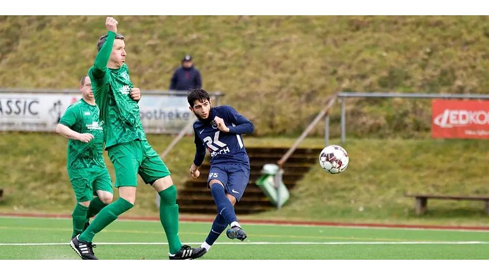 Ouhad Junusov (re.) zieht ab und trifft zum 4:1 für die SG Eschenburg II. Für die Eibacher (v. li.) Pascal Becker und Dennis Hild bleibt nur noch die Beobachterrolle. © Jörg Heinrich