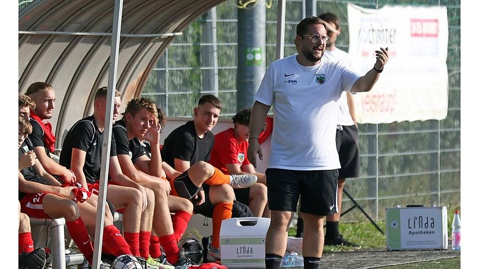 Gibt den Takt vor: Trainer Marco Jantz (vorne) möchte mit den A-Junioren von Wormatia Worms in der Regionalliga eine gute Rolle spielen.