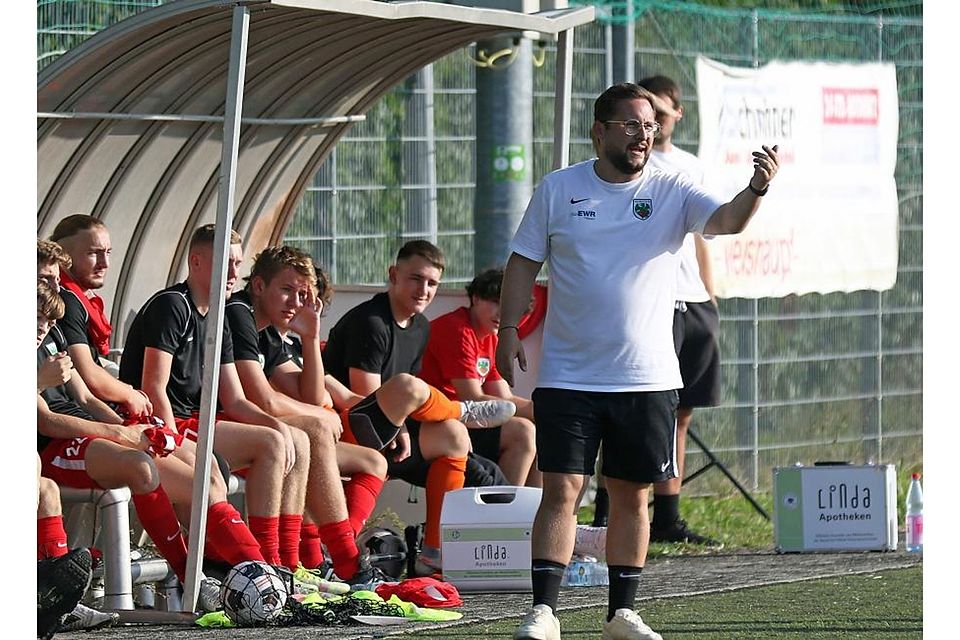 Gibt den Takt vor: Trainer Marco Jantz (vorne) möchte mit den A-Junioren von Wormatia Worms in der Regionalliga eine gute Rolle spielen.