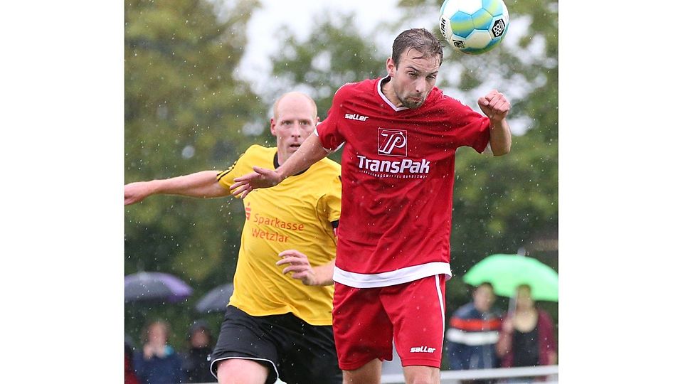 Max Schneider (vorne) steht im Wetzlarer Derby seines SC Waldgirmes gegen den FSV Braunfels (hinten Patrick Jung) unter Zugzwang.  	Foto: