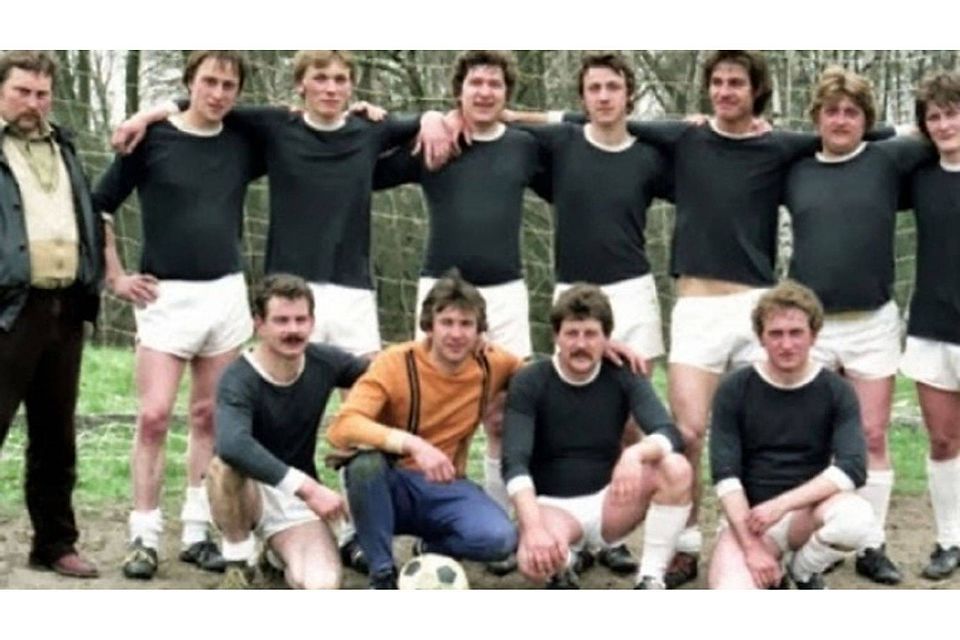 Eines der ersten Farbfotos vom SV Tantow: Etwa um 1980 wurde die Männermannschaft abgelichtet. Viel grüner Rasen war auf dem Sportplatz nicht vorhanden. Einige Spieler von damals leben noch immer in Tantow und halten ihrem Verein zumindest moralisch die T  ©SV Tantow