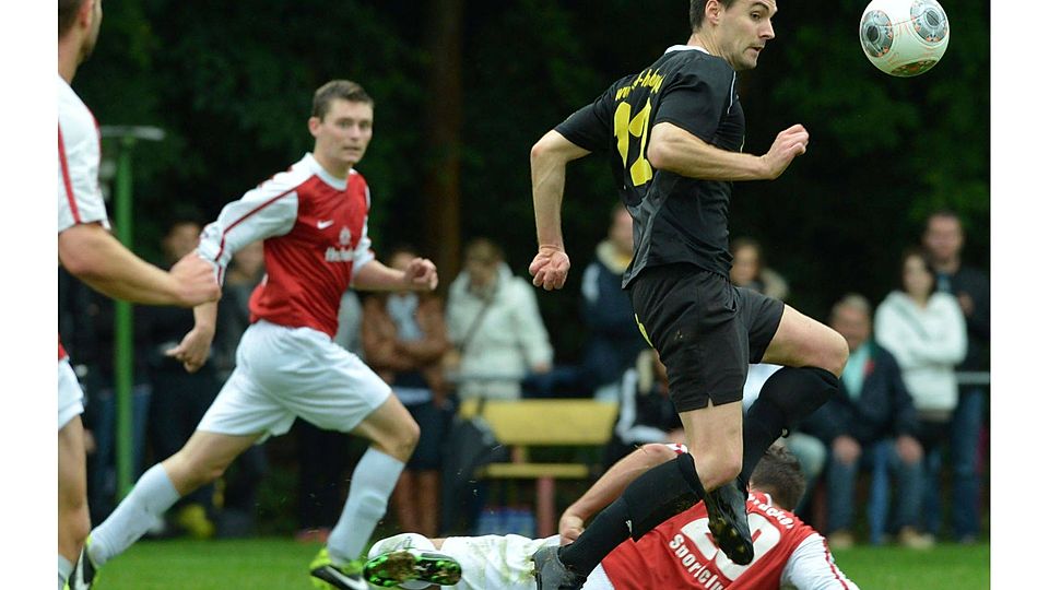Mann des Tages: Jan Wichern (in schwarz) erzielte gegen den OSC beide Tore für den SV Hellern. Foto: Helmut Kemme