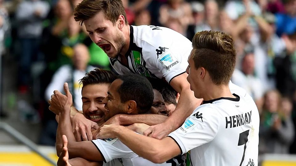 Rafael und Traoré liegen sich in den Armen. 