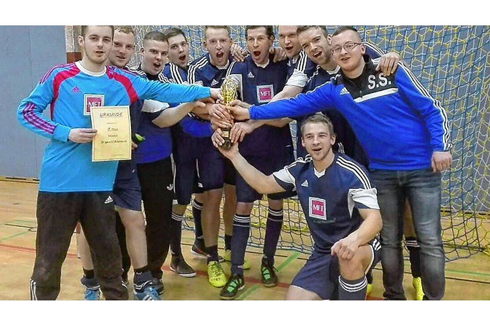 Feierlaune bei den Fußballern des SV Spornitz/Dütschow nach dem Turniersieg am späten Freitagabend. spod