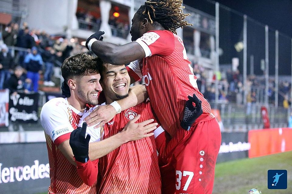 Großer Jubel bei den Würzburger Kickers: Am Freitagabend feierten die Hausherren in der heimischen AKON-Arena einen souveränen 4:0-Heimsieg gegen Schlusslicht Viktoria Aschaffenburg.