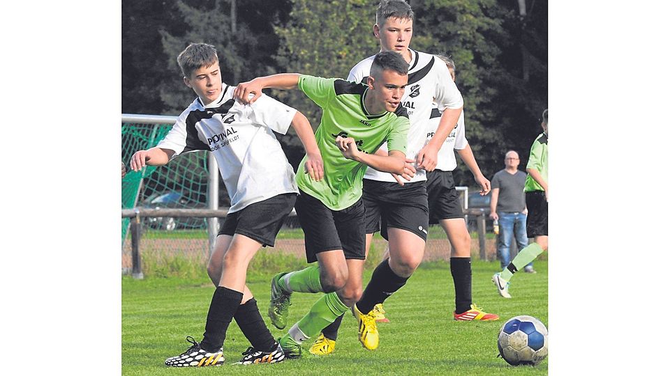 Hinterher geguckt: Bei ihrem Kerbespiel mussten sich die Weinsheimer B-Junioren (weiße Trikots) dem VfR Baumholder mit 0:5 geschlagen geben.   (Foto: Heidi Sturm)