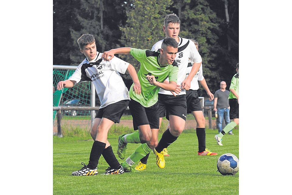 Hinterher geguckt: Bei ihrem Kerbespiel mussten sich die Weinsheimer B-Junioren (weiße Trikots) dem VfR Baumholder mit 0:5 geschlagen geben. (Foto: Heidi Sturm) Hinterher geguckt: Bei ihrem Kerbespiel mussten sich die Weinsheimer B-Junioren (weiße Trikots) dem VfR Baumholder mit 0:5 geschlagen geben. (Foto: Heidi Sturm)