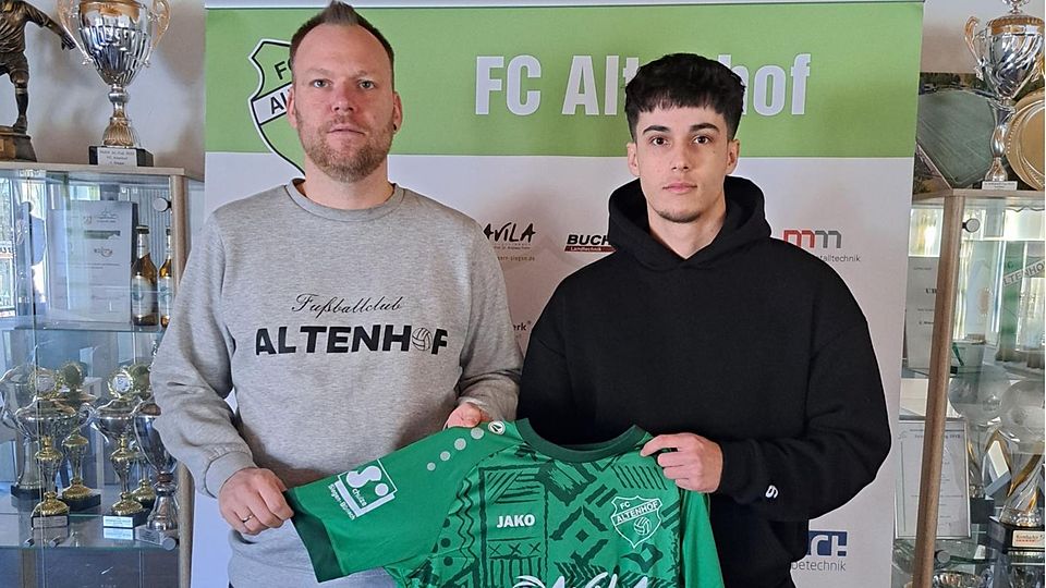 Altenhofs Sportlicher Leiter Patrick Nies (l.) mit Neuzugang Lasse Zöller.