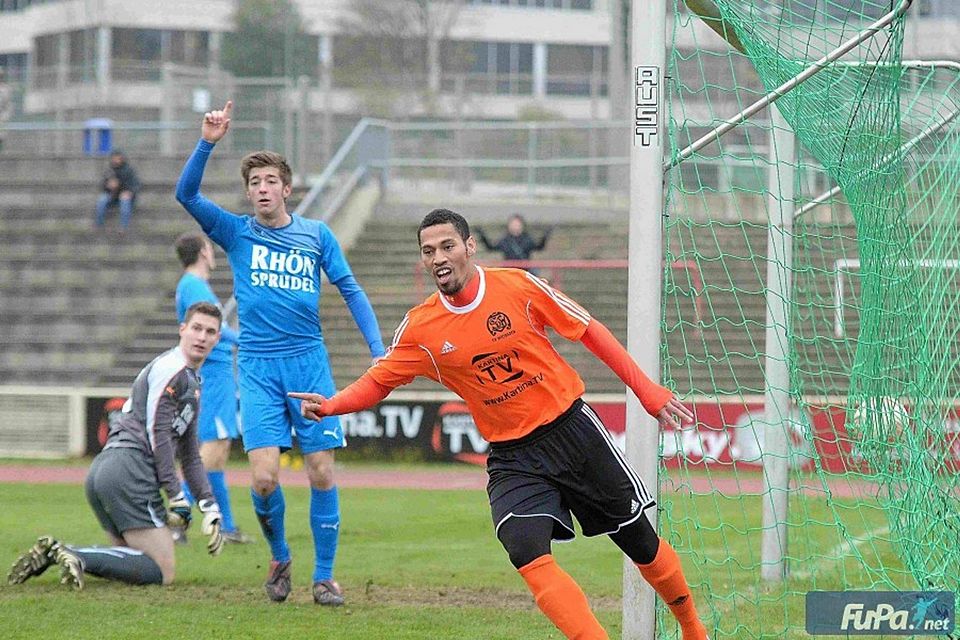 Doppelter Ausgleichsschütze: Stürmer Younes Bahssou (rechts) brachte seinen SV Wiesbaden mit seinen Treffern zweimal zurück ins Spiel. Archivfoto: Tom Klein