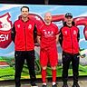 Spielführer Maximilian Hupfloher (links) und Co-Spielertrainer Sven Hofmann (rechts) nehmen Rückkehrer Peter Bilopotocki in ihre Mitte.