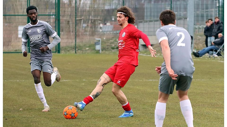 André Gasteiger (am Ball) traf gegen den BCF Wolfratshausen zum Gilchinger 6:0 und 7:0.