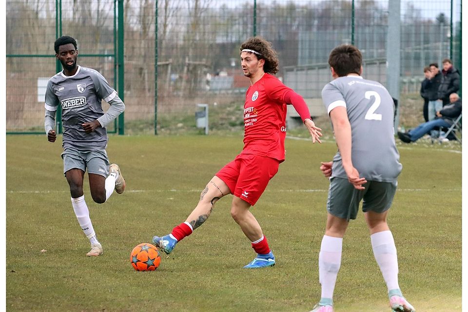 André Gasteiger (am Ball) traf gegen den BCF Wolfratshausen zum Gilchinger 6:0 und 7:0.