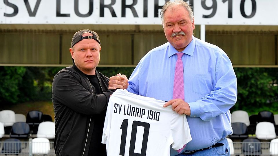 Tobias Busch (links), Sportdirektor Andreas Zimmermann und Buschs künftiges Trikot mit der Nummer 10.