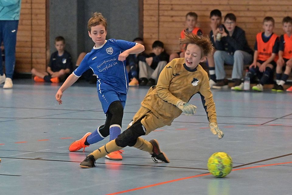 Steinsfurt (blau) setzte sich im E-Jugendfinale gegen Hoffenheim durch