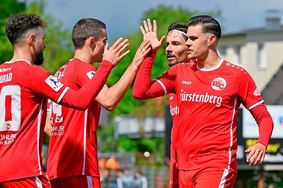 Abklatschen für eine sechste Saison in Folge in der Regionalliga, die Spieler Hassan Mourad (von links), Rico Wehrle, Hasan Pepic und Luca Köbele (Archivbild).