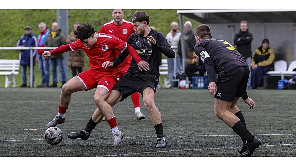 Sechsheldens Kerem Erdem (l.) behauptet den Ball gegen die MedenbacherNoah Rumpf und Yannick Schmittner (r.). Durch das 5:0 überwintert Sechshelden auf Platz eins der Kreisoberliga. Sechsheldens Kerem Erdem (l.) behauptet den Ball gegen die MedenbacherNoah Rumpf und Yannick Schmittner (r.). Durch das 5:0 überwintert Sechshelden auf Platz eins der Kreisoberliga. © Lorenz Pietzsch