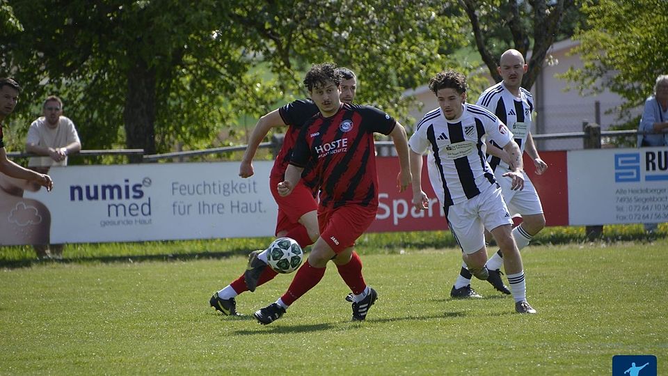 Die Siegelsbacher (rot-schwarz) wollen über die Relegation in die Kreisklasse A hoch.