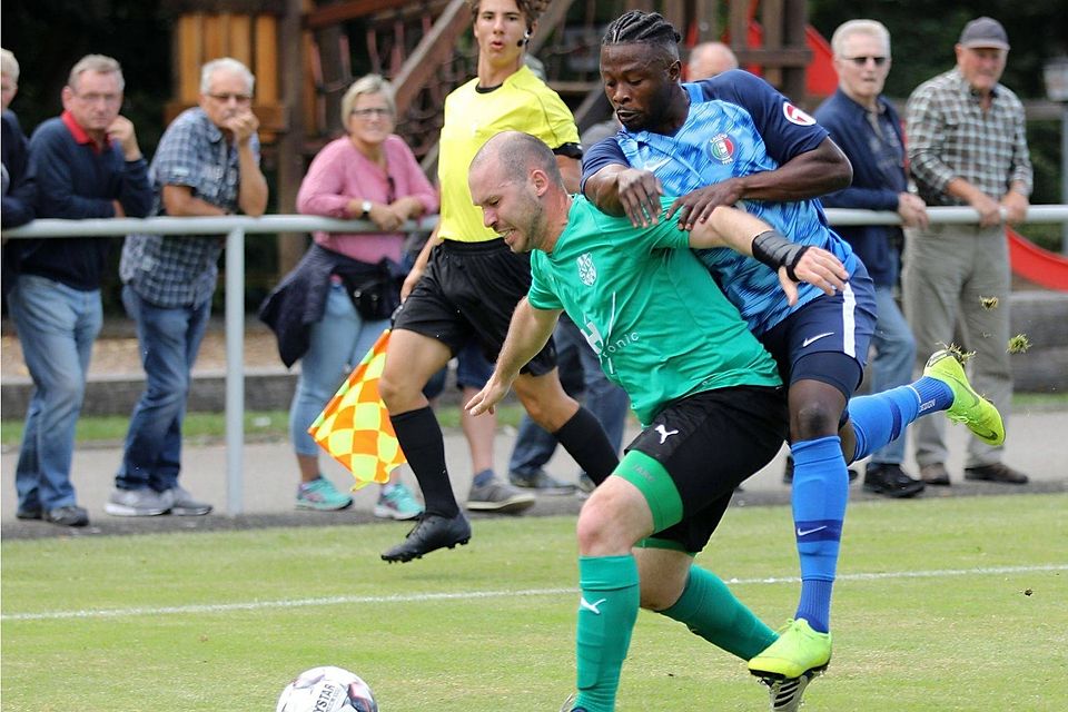 Sein Einsatz gegen den TSV Ehningen ist noch fraglich: Aaron Nkansah (re.).
