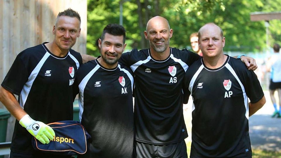 Eine Erinnerung an gemeinsame Zeiten bei Türkgücü München: Michi Hofmann (l.), Alper Kayabunar (2.v.l.), Alex Schmidt (2.v.r.) und Andi Pummer (r.).