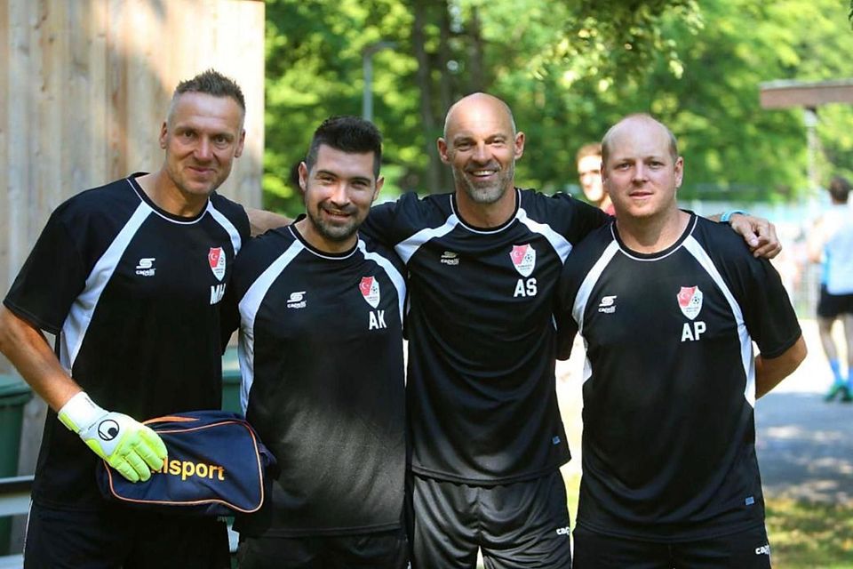Eine Erinnerung an gemeinsame Zeiten bei Türkgücü München: Michi Hofmann (l.), Alper Kayabunar (2.v.l.), Alex Schmidt (2.v.r.) und Andi Pummer (r.).