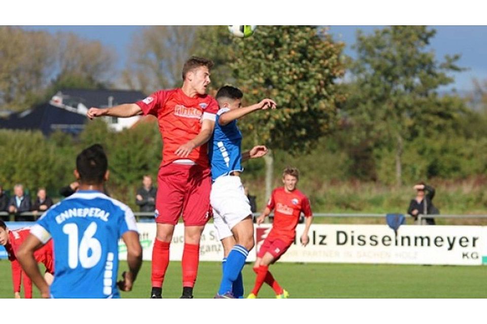 Lufthoheit: Janik Steringer ist in seinem ersten Seniorenjahr gleich Kapitän der U21 des SC Paderborn 07. Trotz des aktuell negativen Laufs, hat der Innenverteidiger seinen Optimismus nicht verloren. F: Heinemann
