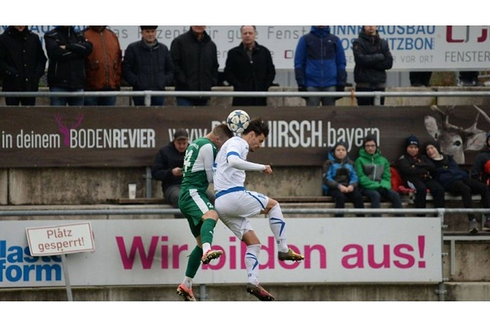 In einer umkämpften Partie setzte sich Gebenbach (in grün) mit 2:1 gegen den Würzburger FV durch. F: Brückmann