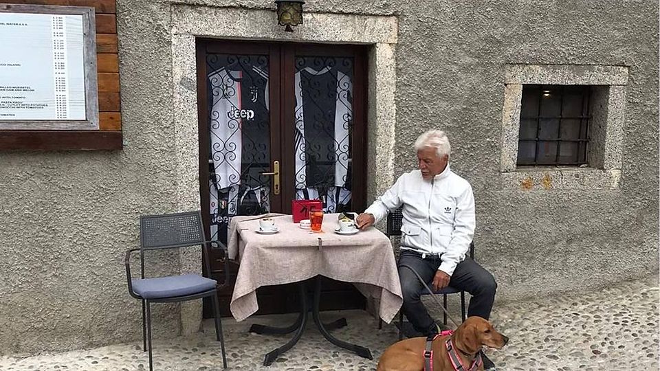 Kaffeepause statt Pausentee: Anton Plattner hat bald mehr Zeit für seine Frau Edith und Hund Chilly.