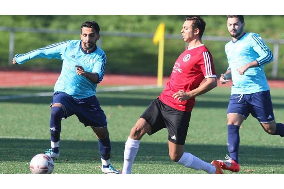 Gerade noch abspielen kann Kalscheurens Ilker Kucukoglu (in Rot) den Ball vor dem heraneilenden Harun Pindzo (l.). Foto: Bucco