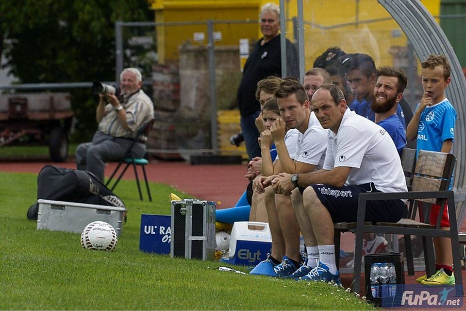 Gegen Karlsruhe hatte Kickers-Trainer Jürgen Hartmann mit seinem Team wieder das Nachsehen. Foto: Manuel Erndwein