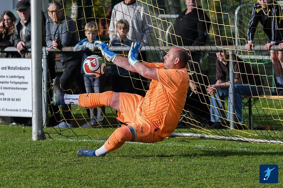 Die entscheidende Parade: Soonwalds Torhüter Patrick Brömser-Nies hält den Elfmeter von Aaron Neumann (nicht im Bild). 