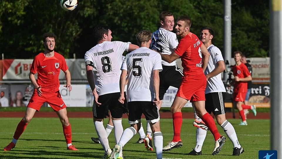 Zahlreiche Torraumsituationen boten sich Joshua Bierbrauer (Zweiter vorne von rechts) und den Bitburgern. Doch unterm Strich hatten die Morbacher die Nase vorn und freuten sich über einen 2:0-Auswärtssieg im Stadion Ost.