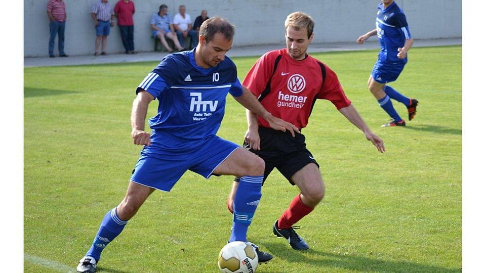 Der FSV Abenheim (blau) kommt mit der Empfehlung "beste Rückrundenmannschaft". Ebenso wie der SC Dittelsheim-Heßloch möchte der FSV seine Saison nun mit dem Aufstieg krönen. F: Schlawin