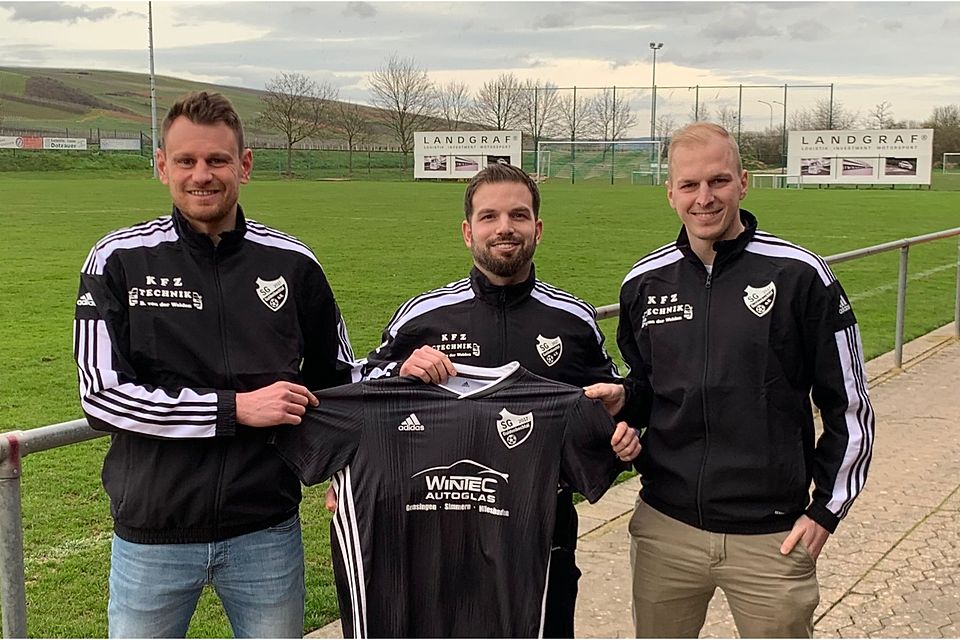 Felix Pauer (links) wechselt im Sommer zur SG Guldenbachtal. Das freut Spielertrainer-Kollege Lars Flommersfeld (rechts) und Selim Darcan, Sportlicher Leiter. 