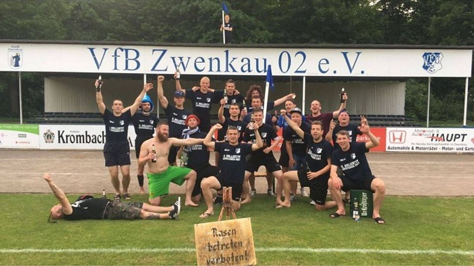 Die zweite Mannschaft des VfB Zwenkau feierte ihren Aufstieg in die Stadtliga gebührend und freut sich auf die kommenden Aufgaben. F: Vereinsarchiv Zwenkau II
