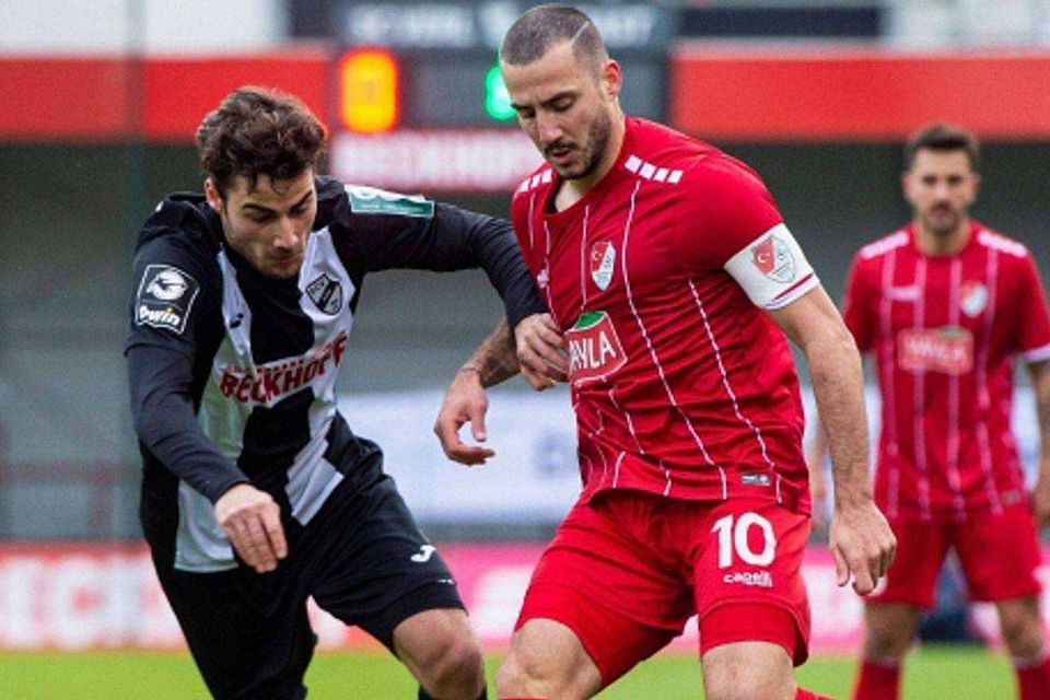 Sercan Sararer (re.) holt den Sieg und die drei Punkte gegen Verl. 