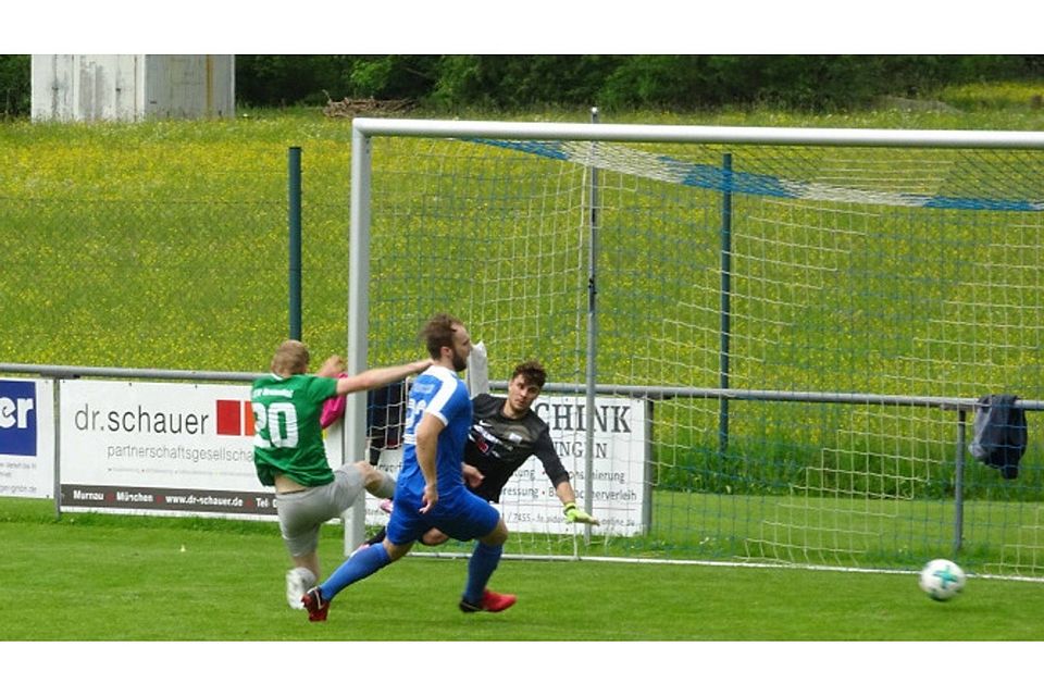 Knapp daneben: Hier kommt Joker Markus Brandl einen Schritt zu spät, um den TSV mal wieder jubeln zu lassen. F: Monika Neulinger Knapp daneben: Hier kommt Joker Markus Brandl einen Schritt zu spät, um den TSV mal wieder jubeln zu lassen. F: Monika Neulinger