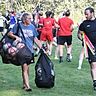 Rainer Huber (re.) mit Aßlings Fußballchef Michael Kurzmeier beim Auftakttraining der SG-Frauen.