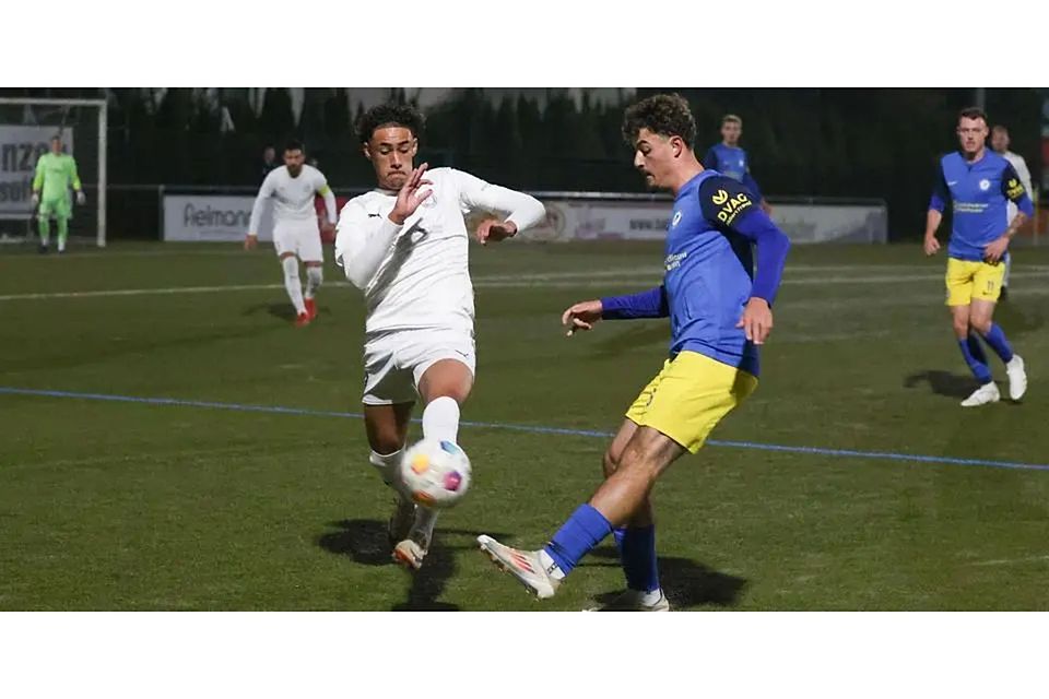 Sebastian Wöhr (r., hier vor Breidenbachs Amon Joel Hirsi am Ball) brachte die Blau-Gelben in Wiesbaden 1:0 in Führung. (Archivfoto) © Jens Schmidt