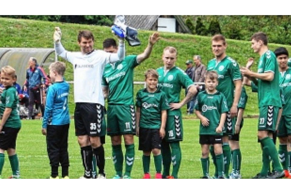 Noch ein letztes Mal winkten die Schönberger ins Publikum. Mit einem 2:1-Sieg über die TSG Neustrelitz beendete der FC 95 somit nach zwei Regionalliga-Spielzeiten ihr Gastspiel in der viert höchsten deutschen Fußballklasse.  Hans Taken