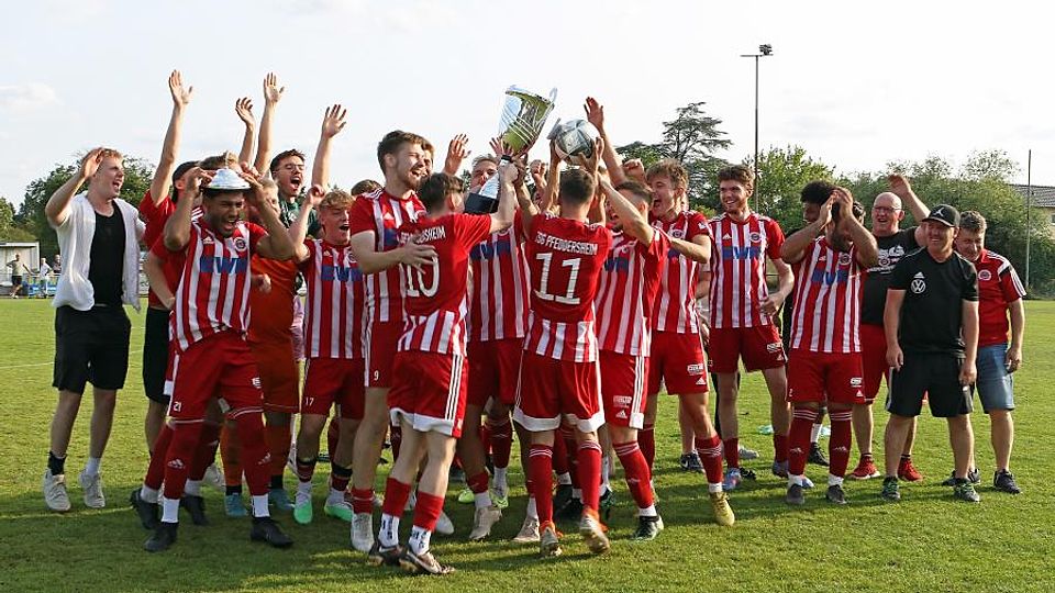 Es darf gejubelt werden: Die Spieler der TSG Pfeddersheim II feiern nach ihrem knappen Endspielerfolg den Titelgewinn bei den Wormser Stadtmeisterschaften.