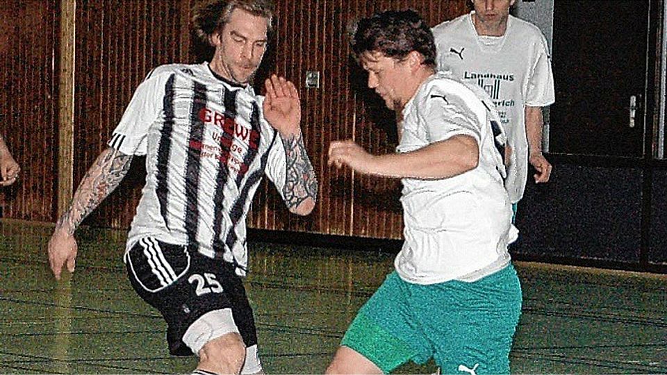 Der Osdorfer Rene Matthies (re.) fährt Arne Meggers vom Tabellenführer Eckernförder SV I in die Parade. Foto: Tüxen