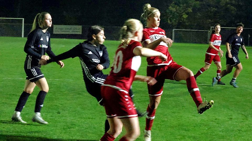 Marie Borgmeier (SG BOS, Mitte) wird von 2 Gegnerinnen bedrängt