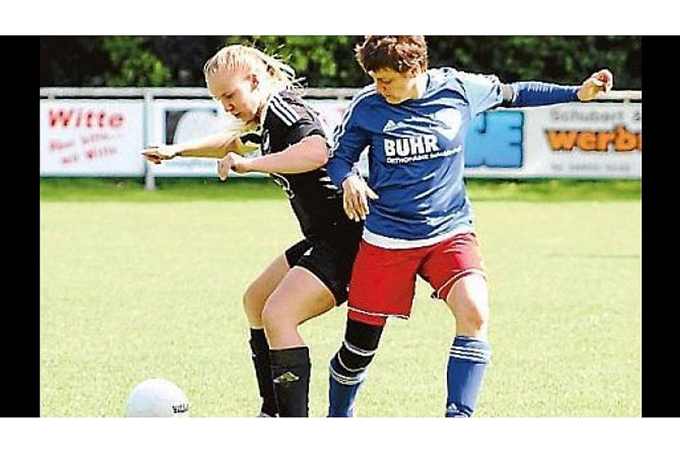 Erneut abgeblockt wurden die  SG-Frauen (blaue Trikots) auf dem Weg zum ersten Saisonsieg Müller-Düring