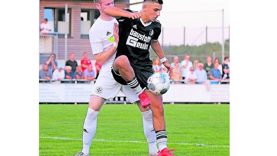 Ball abgedeckt: Tobias Standop (5, Breinig, weißes Trikot) hat hier wenig Chancen, den Ball von SinanAk (19, Eilendorf) am ersten Spieltag der Mittelrheinliga zu erobern.