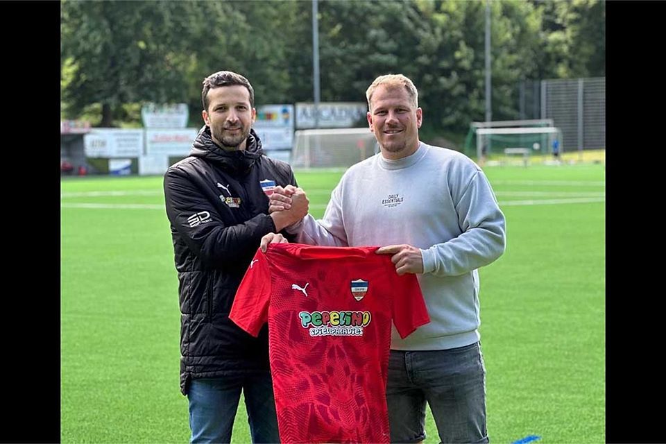 Christopher Kramer (re.) mit dem Sportlichen Leiter Liridon Imeri (Inter Türkspor Kiel). Christopher Kramer (re.) mit dem Sportlichen Leiter Liridon Imeri (Inter Türkspor Kiel).