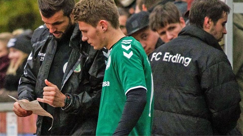 So läuft’s: Erdings Spielertrainer Fabian Aupperle (l.) erklärt Markus Egner, was er zu tun hat. Der Youngster ist einer aus dem Dutzend Spieler, die von der Jugend der JFG Sempt Erding zu den Erdinger Herren gewechselt ist. Foto: Riedel