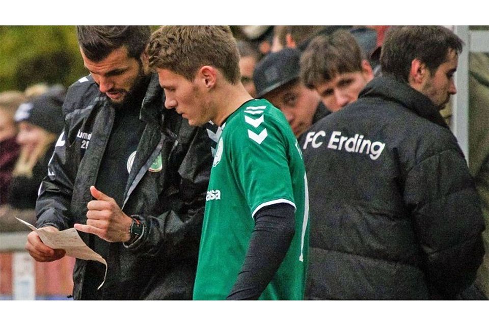 So läuft’s: Erdings Spielertrainer Fabian Aupperle (l.) erklärt Markus Egner, was er zu tun hat. Der Youngster ist einer aus dem Dutzend Spieler, die von der Jugend der JFG Sempt Erding zu den Erdinger Herren gewechselt ist. Foto: Riedel
