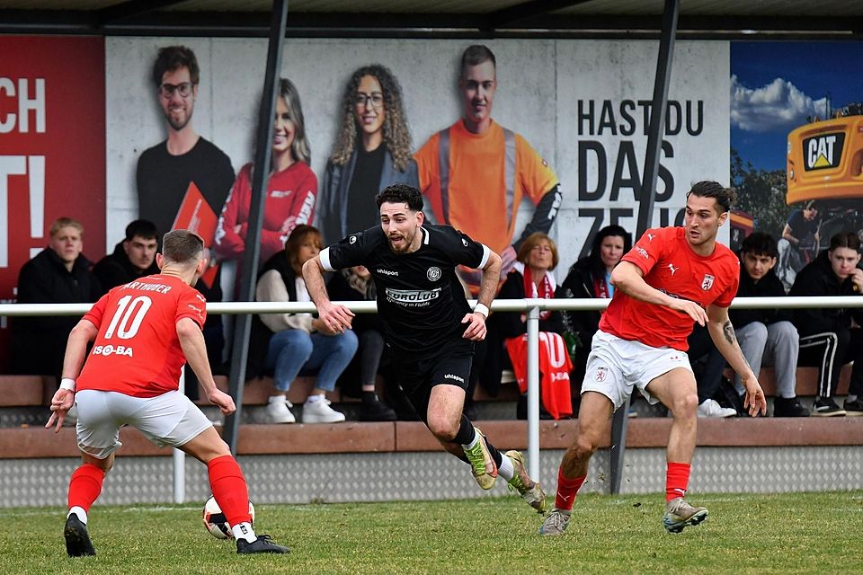 Einsatz trotz Rot-Sperre: Der aus Ampfing gewechselte Dimitrios Vourtsis (schwarz) spielte, nachdem Garching auf Anfrage beim Bayerischen Fußball-Verband grünes Licht bekommen hatte.