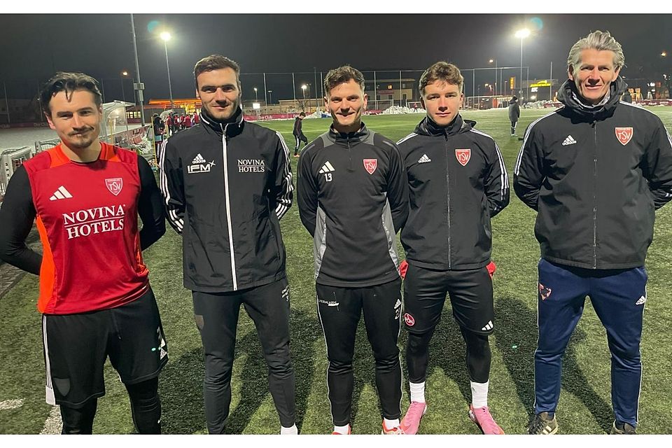 Bei der Begrüßung (v.l.): Co-Trainer Tim Olschewski, Fatjon Collari, Tobias Weber, Jakub Mintal und Cheftrainer Hendrik Baumgart Bei der Begrüßung (v.l.): Co-Trainer Tim Olschewski, Fatjon Collari, Tobias Weber, Jakub Mintal und Cheftrainer Hendrik Baumgart